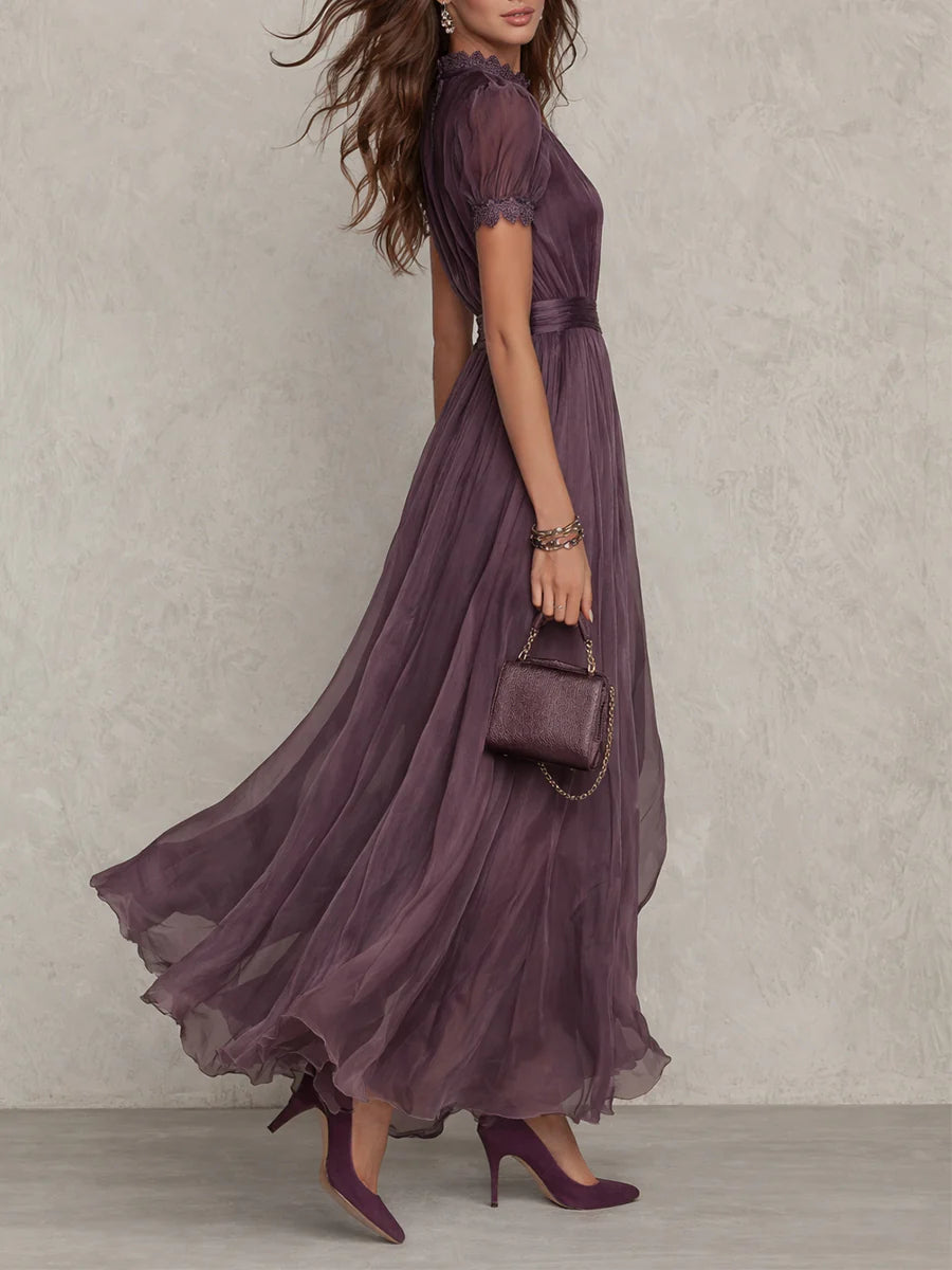 Olivia | Robe longue mauve à encolure trou de serrure, mousseline et bordure en dentelle