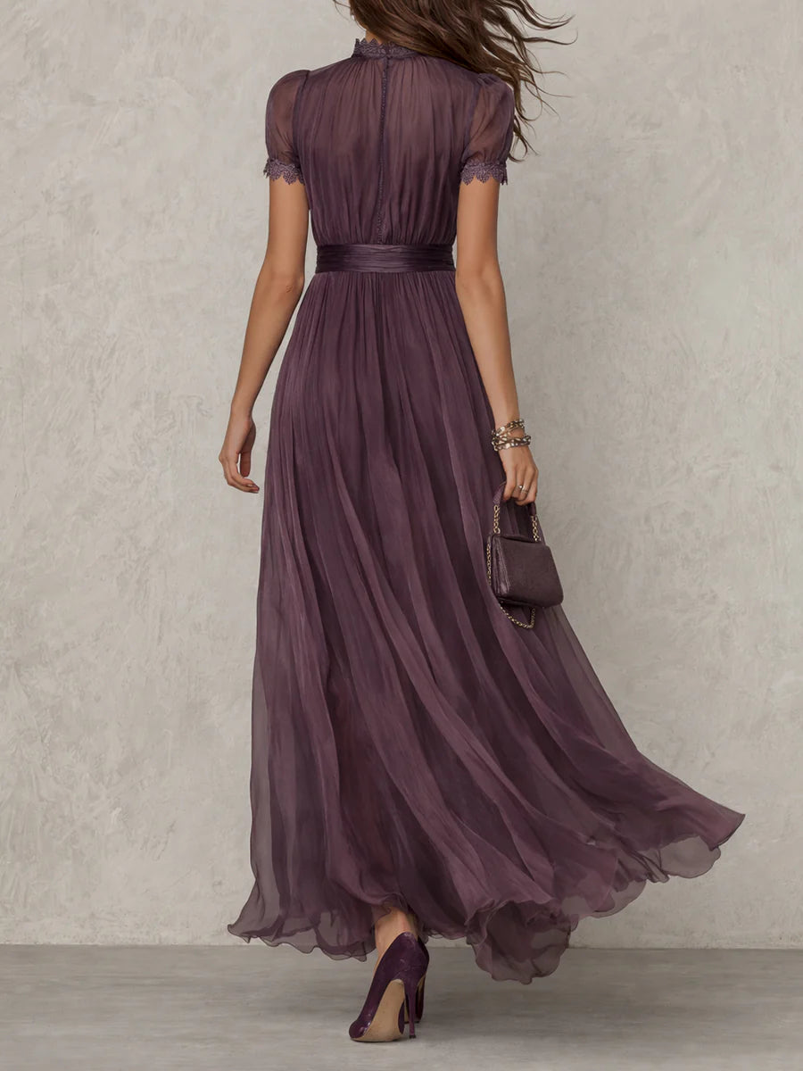 Olivia | Robe longue mauve à encolure trou de serrure, mousseline et bordure en dentelle